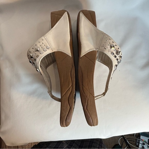 FITFLOP Sz 7 Studded Front Post Comfort Insole Slip On Sandals - Picture 6 of 9